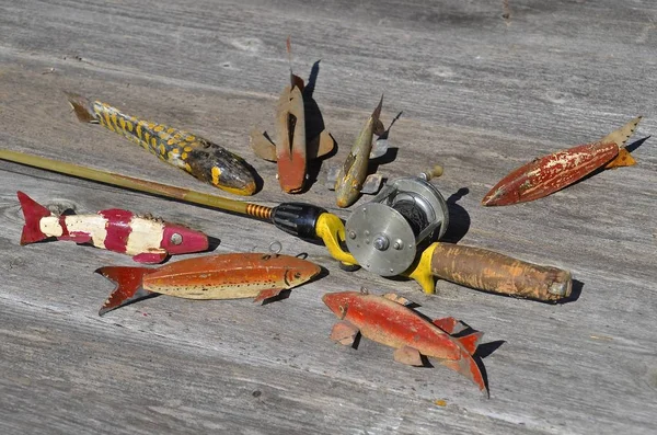 Handsnidade Gamla Vintage Fiskedrag Placerade Runt Vintage Spö Och Rulle — Stockfoto