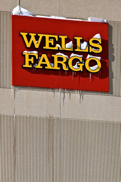 Fargo Північна Дакота Лютого 2019 Сніг Накривав Wells Fargo Ознакою — стокове фото