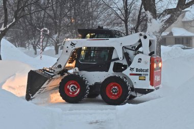 Moorhead, Minnesota, 6 Şubat 2019: S650 Bobcat skid yönlendirmek driveway kar kaldırma West Fargo, Kuzey Dakota'da genel merkezi.