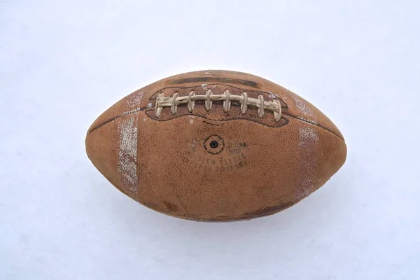 Старый Травмированный Ретро Футбол Белом Снежном Фоне — стоковое фото
