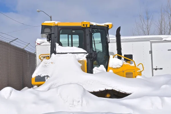 Una Excavadora Cubierta Nieve Está Casi Enterrada Nieve Profunda Después —  Fotos de Stock