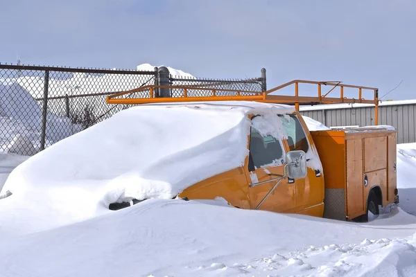 Camión Utilitario Está Enterrado Una Nieve Después Una Ventisca —  Fotos de Stock
