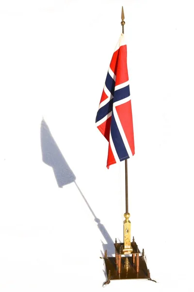 Der Hausgemachte Messingsockel Auf Einer Metalllatte Zeigt Eine Norwegische Flagge — Stockfoto