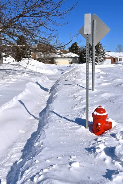 Una Acera Previamente Nevada Sido Parcialmente Inundada Con Nieve Deriva —  Fotos de Stock