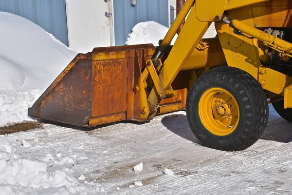 Secchio Arrugginito Davanti Vecchio Trattore Viene Utilizzato Rimuovere Neve Dopo — Foto Stock