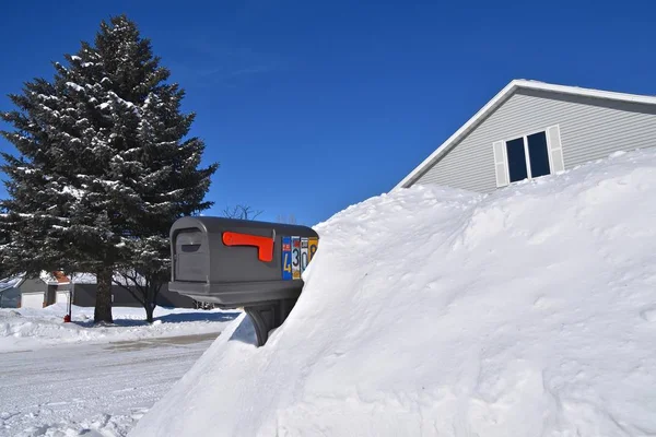 Een Postvak Begraven Een Sneeuwjacht Bijna Verbergt Het Huis Genoeg — Stockfoto