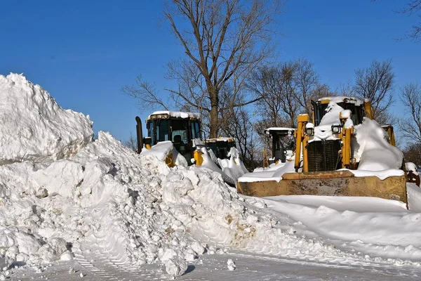 Tractores Equipo Pesado Excavadoras Para Eliminación Nieve Están Detrás Una —  Fotos de Stock