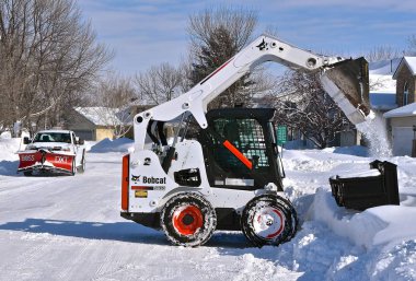 Moorhead, Minnesota, 20 Şubat 2019: S650 Bobcat skid yönlendirmek driveway kar kaldırma West Fargo, Kuzey Dakota'da genel merkezi.