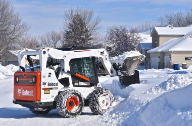 Moorhead, Minnesota, 20 Şubat 2019: S650 Bobcat skid yönlendirmek driveway kar kaldırma West Fargo, Kuzey Dakota'da genel merkezi.