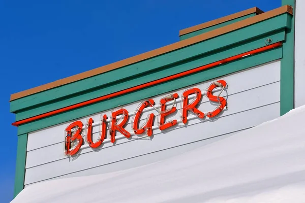 Een Kleurrijke Teken Aangeeft Hamburgers Een Lichtkrant — Stockfoto