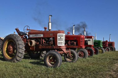 Rollag, Minnesota, 2 Eylül 2018: Eski Farmall 400 ve 560 Traktörler, Rollag reunion nerede binlerce katılmak her İşçi Bayramı hafta sonu düzenlenen yıllık Wcstr çiftlik Harman sergileniyor.