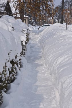A dar yolu müşteri adaylarını kendi büyük büyük sürüklenir bir sokak sonra kar fırtınası