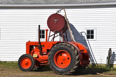 Rollag, Minnesota, 2 Eylül 2018: Bir eski restore edilmiş 1938 Case traktör benzin deposu, Rollag reunion nerede binlerce katılmak her İşçi Bayramı hafta sonu düzenlenen yıllık Wcstr çiftlik Harman görüntülenir.