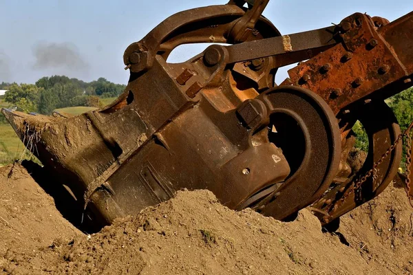 Secchio Arrugginito Una Vecchia Dragline Procinto Raccogliere Carico Terra — Foto Stock