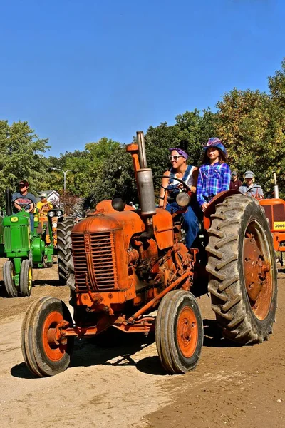 Rollag, Minnesota, 2 Eylül 2018: Eski bir Case traktör ve işleçler günlük Wcstr çiftlik Harman Rollag reunion nerede binlerce katılmak her İşçi Bayramı hafta sonu düzenlenen törende katılmak.