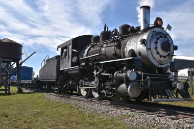 Eski bir siyah lokomotif Buhar tarafından güç duman yığını tarafından belirtildiği şekilde kalkış için hazır.