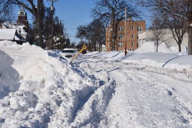 Tekerlek izleri ile bir şehirde unplowed bir sokak tekerlek izleri ve sonra yoğun bir kar yağışı sürüş araçlar tarafından yapılan parça bulur.