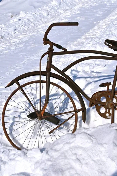 古い自転車のホイール フェンダー フレーム ハンドル バーのフレームは 雪の中でシャドウされます — ストック写真