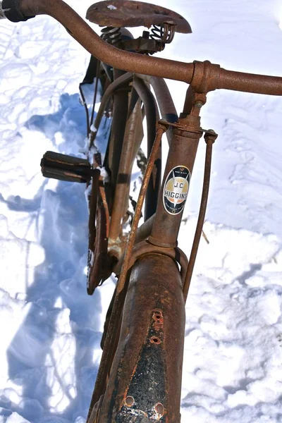 Barnseville Minnesota Marca 2019 Stary Zardzewiały Rower Śniegu Jest Produktem — Zdjęcie stockowe