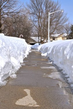 İlk kar erime kanıt bir kaldırım bölümlerinde nem ile snowbanks iki tarafında görülür.