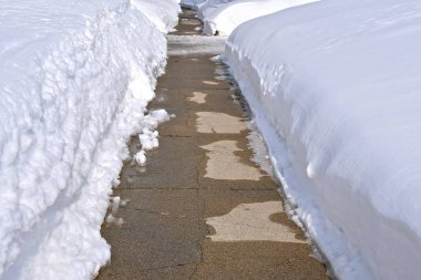 İlk kar erime kanıt bir kaldırım bölümlerinde nem ile snowbanks iki tarafında görülür.