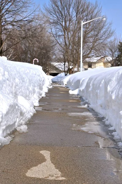 Důkazy První Tání Sněhu Vidět Vlhkostí Části Chodníku Závějemi Obou — Stock fotografie