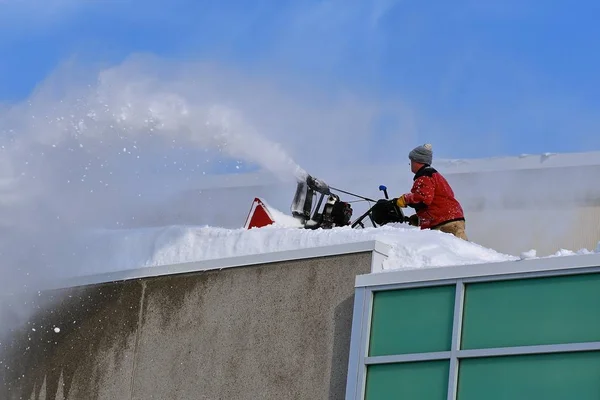 Operátor Požární Posílá Déšť Sníh Budovy Snaze Odstranit Váhu Střechy — Stock fotografie