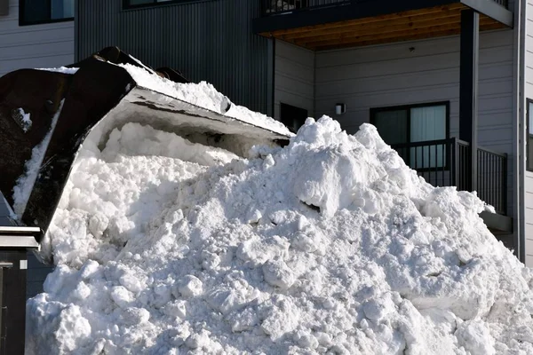 Enorme Cubo Tractor Grande Descarga Nieve Estacionamiento Del Complejo Apartamentos —  Fotos de Stock