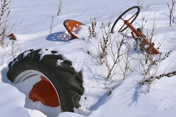 Gammal Traktor Nästan Begravd Den Djupa Snön Utsätta Bara Rattar — Stockfoto