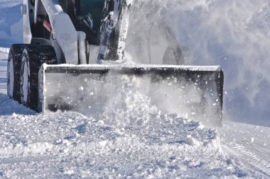 Bir kızak yönlendirmek ile bir ekli bir kar süpürme aleti bir banliyö mahalle derin karda yol temizler