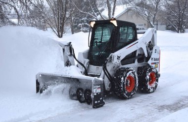 Moorhead, Minnesota, 9 Mart 2019: S650 Bobcat skid yönlendirmek driveway kar kaldırma West Fargo, Kuzey Dakota'da genel merkezi.