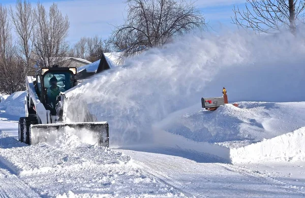 Minicargador Con Soplador Nieve Adjunto Despeja Camino Través Nieve Profunda —  Fotos de Stock