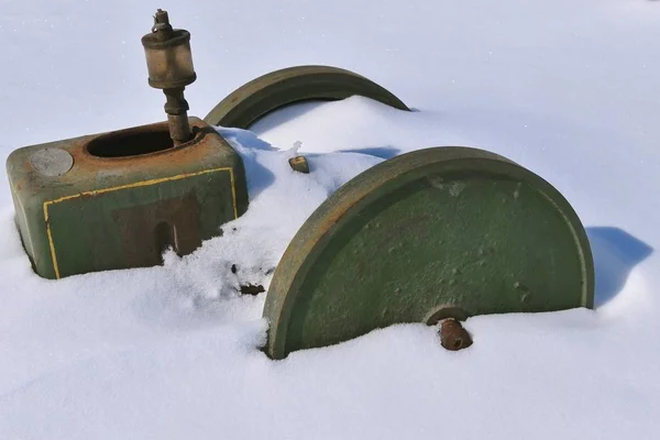 Viejo Motor Gas Está Parcialmente Enterrado Nieve Profunda Después Una — Foto de Stock