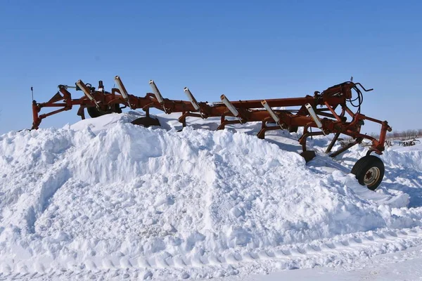 Viejo Arado Inferior Siete Yace Encima Una Enorme Pila Nieve —  Fotos de Stock