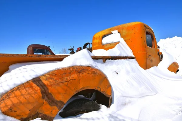 Snöstorm Lämnar Gammal Orange Pickup Begravd Djup Snön — Stockfoto