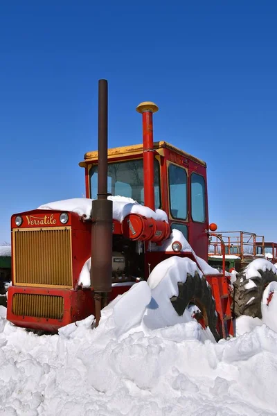 古い雪に覆われた多目的トラクターはスワサー オーガーも輩出し Chn 地球によって吸収されている農機具のカナダのブランド Casselton ノース ダコタ州 2018 — ストック写真