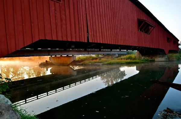 Reflexo Uma Ponte Coberta Pode Ser Visto Água Abaixo — Fotografia de Stock