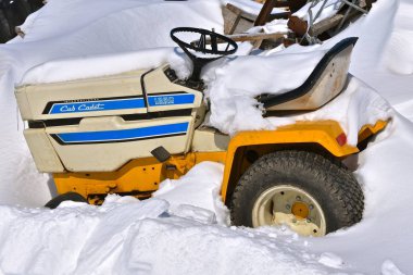 Barnesville, Minnesota, 11 Mart 2019: bir sonrasında gömülü eski Ih yavrusu Cadet traktör International Harvester, şimdi Mtd ürünleri tarafından sahip olunan bir parçası olarak 1960 yılında kurulan küçük Traktörler sigorta primi hattının ortasındaydı. 