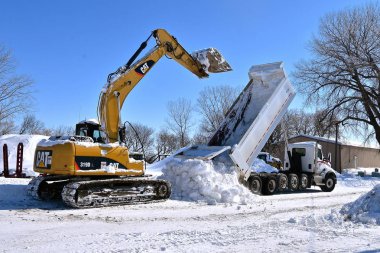 Sabin, Minnesota, 11 Mart, 2019: Cat 319d, bir kamyon kutusundan kar kaldırarak bir kazıcı makine bir ürün ROM Caterpillar Inc, bir Amerikan şirketi 1925 hangi tasarımlar, geliştirir, üreten, pazarlar ve satan makineler kuruldu. 