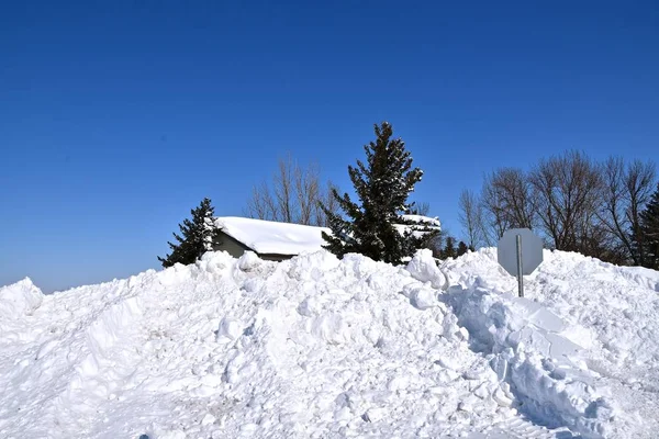 Masivní Hora Sněhu Několika Blizrech Zakrývá Všechny Kromě Střechy Domu — Stock fotografie