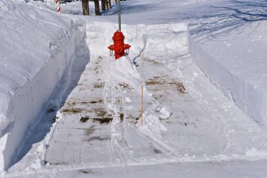 Bir kar üfleyici bir yangın hidrant bir acil durum durumunda itfaiye erişilebilirlik sağlayan bir yol temizledi. 