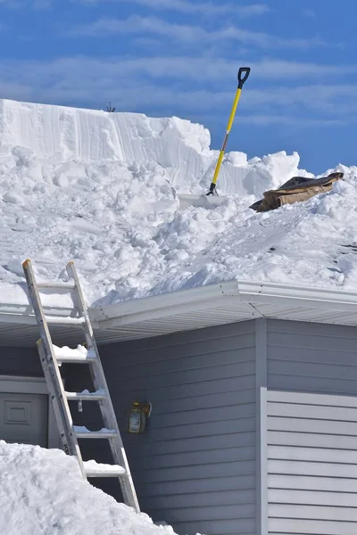 Střechy Lopatou Těžkém Sněžení Odstraní Sníh — Stock fotografie
