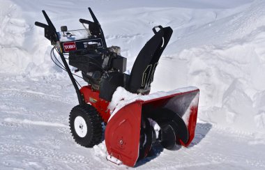 Bilinmeyen bir adamın bir kar temizleme makinesi kaldırım ve driveway sonra kış kar fırtınası temizlemek için kullanmak. 