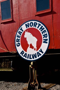 St. Cloud, Minnesota, 19 Nisan 2019: The Great Northern Railway, St.Paul Mn'den Seattle Wa'ya logo olarak dağ keçisi taşıyan bir trenle giden James J. Hill'in bir eseriydi..