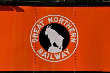 St. Cloud, Minnesota, 19 Nisan 2019: The Great Northern Railway, St.Paul Mn'den Seattle Wa'ya logo olarak dağ keçisi taşıyan bir trenle giden James J. Hill'in bir eseriydi..