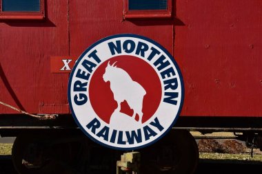 St. Cloud, Minnesota, 19 Nisan 2019: The Great Northern Railway, St.Paul Mn'den Seattle Wa'ya logo olarak dağ keçisi taşıyan bir trenle giden James J. Hill'in bir eseriydi..