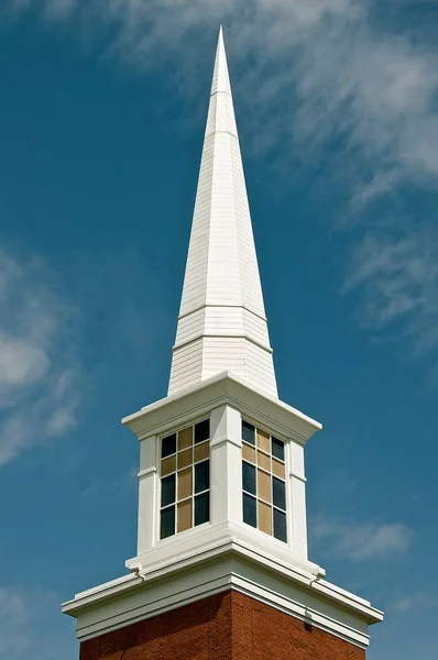 Ein Hoher Weißer Kirchturm Ragt Hoch Den Blauen Himmel — Stockfoto