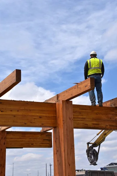 Muratore Cammina Sulle Travi Edificio Cantiere — Foto Stock