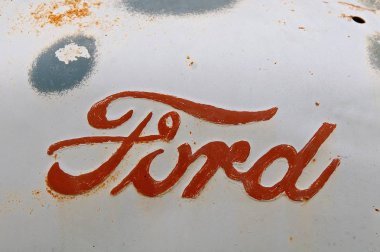 Rowley, Massachusetts, Nisan 29, 2019: Ford traktör kaput logosu Ford Motor Company Dearborn bulunan bir üründür, Michigan Henry Ford tarafından başlatılan ve 16 Haziran 1903 tarihinde dahil.