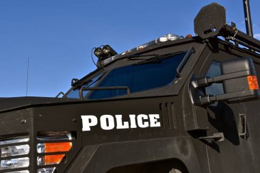 Siyah bir polis ağır zırhlı araç Swat koruma olarak hizmet vermektedir